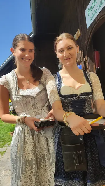 Fesche und freundliche Helferinnen sorgten für das Wohl der Gäste. | Foto: Günther Koch