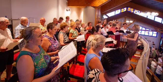 Der Flugfelder Kirchenchor CANTonio unter der Leitung von Andrea Schneider auf der Empore des neuen Kirchenraumes der Illmitzer Kirche