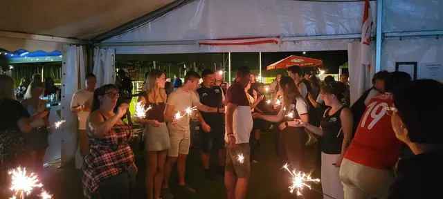 Um Mitternacht wurde mit einem digitalen Feuerwerk auf der Leinwand und Wunderkerzen der Beginn des neuen Halbjahres gefeiert. | Foto: Cornelia Bretterecker