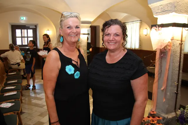 Heidi Aigner und Chor-Obfrau Sabine Bittner.
