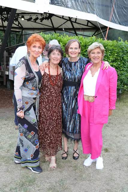 Beste Stimmung bei der Premiere von „SUGAR. Manche mögen's heiß“: Zahlreiche Gäste feierten den Auftakt der SOMMERNACHTSKOMÖDIE ROSENBURG. | Foto: Martin Hesz/Jenni Koller