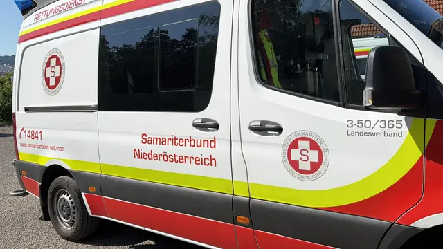 Bereits unmittelbar nach dem Notruf wurde die Rettungskette in Gang gesetzt und mit Wiederbelebungsmaßnahmen begonnen. | Foto: DOKU NÖ