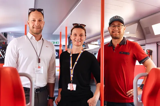 Regionalmanagerin Eva Hackl mit Florian Lasselsberger-Geishofer im neuen City Yet der aktuell auf der Stammstrecke im Osten eingesetzt wird. | Foto: Reischl
