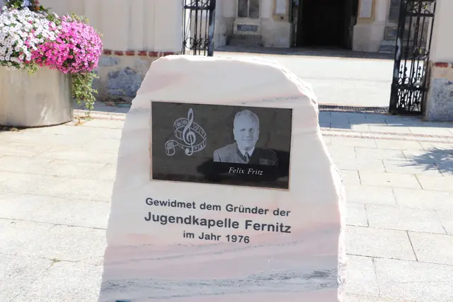 Der Gedenkstein für den Gründer der Jugendkapelle Fernitz Felix Fritz wird im Erzherzog-Johann-Platz aufgestellt.  | Foto: Edith Ertl