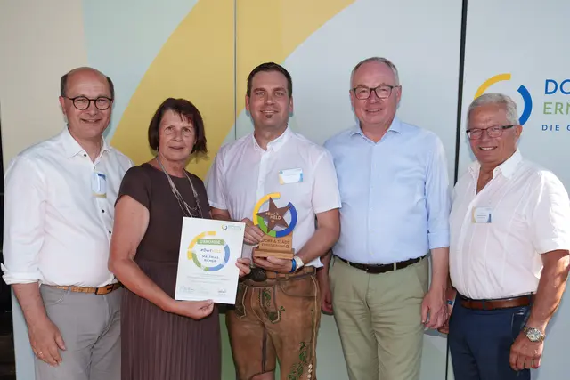 Johannes Pressl, Maria Forstner, Dorfheld Matthias Riemer, Stephan Pernkopf und der Vitiser Vizebürgermeister Hermann Lauter (v.l.) | Foto: NÖ Dorf- und Stadterneuerung