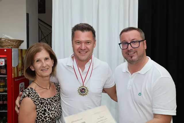 Präsident Peter Kowal (r.) und Vizepräsidentin Corinna Fischer mit Walter Spitzer | Foto: Fotoclub Blende 22