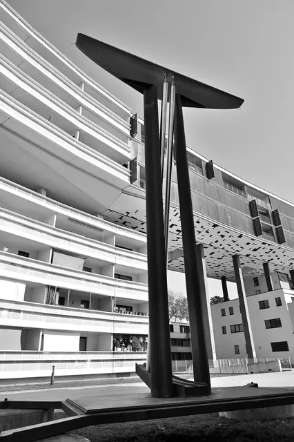 Skulptur "Botschaft aus Atlantis" von Albrecht Fürthner inmitten einer Wohnhausanlage in Wien-Liesing. | Foto: Hans-Peter Kriener