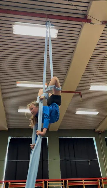 Hoch hinaus ging es für Emese Palotai aus der 1s, die am Vertikaltuch ihr großes Talent unter Beweis stellte. | Foto: Brabletz