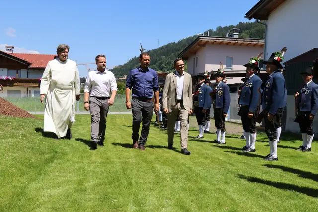 Der Festakt begann mit dem feierlichen Abschreiten der Speckbacher Schützenkompanie Tulfes durch Bürgermeister Martin Wegscheider, Nationalrat Bernhard Höfler, Landtagsabgeordneten Florian Riedle und Pfarrer Augustinus Kühne.  | Foto: Kendlbacher