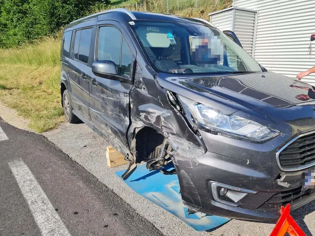 Durch den Aufprall wurde der rechte Vorderreifen abgerissen und über die Leitplanke geschleudert. | Foto: FF Helfenberg