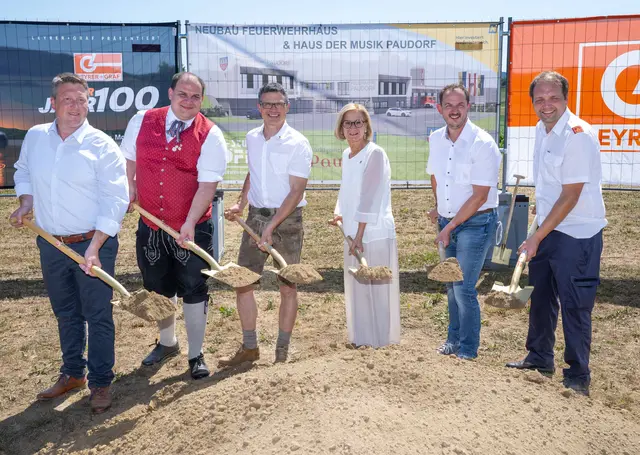 Spatenstich in Paudorf: 
v.li.n.re.: Musikschuldirektor Martin Fischer, Martin Anderl, Obmann der Musikkapelle, Bürgermeister Martin Rennhofer, Landeshauptfrau Johanna Mikl-Leitner, Mario Weinstabl von der Firma Leyrer + Graf und Feuerwehrkommandant Christof Unfried | Foto: NLK Khittl