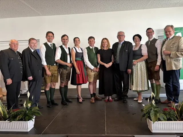 Zur Feier (v. l.): Gottfried Preßler, Erich Linhardt, Joachim Schnabel, Stefan Resch, Elisabeth Kladiva, Markus Prettenthaler, Simone Schmidtbauer, Johann Schmid, Klaudia Stroißnig, Georg Preßler und Erwin Dirnberger | Foto: MeinBezirk/Harald Almer