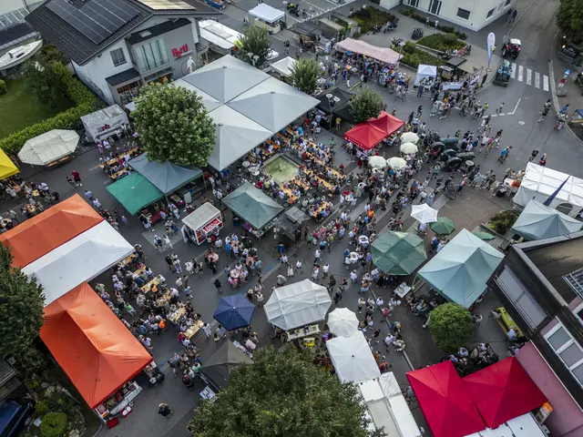 Zahlreiche Besucherinnen und Besucher stürmen den Döbriacher Markt trotz des wechselseitigen Wetters. Regen, Wind und dunkle Wolken können der guten Stimmung nichts anhaben. | Foto: Privat