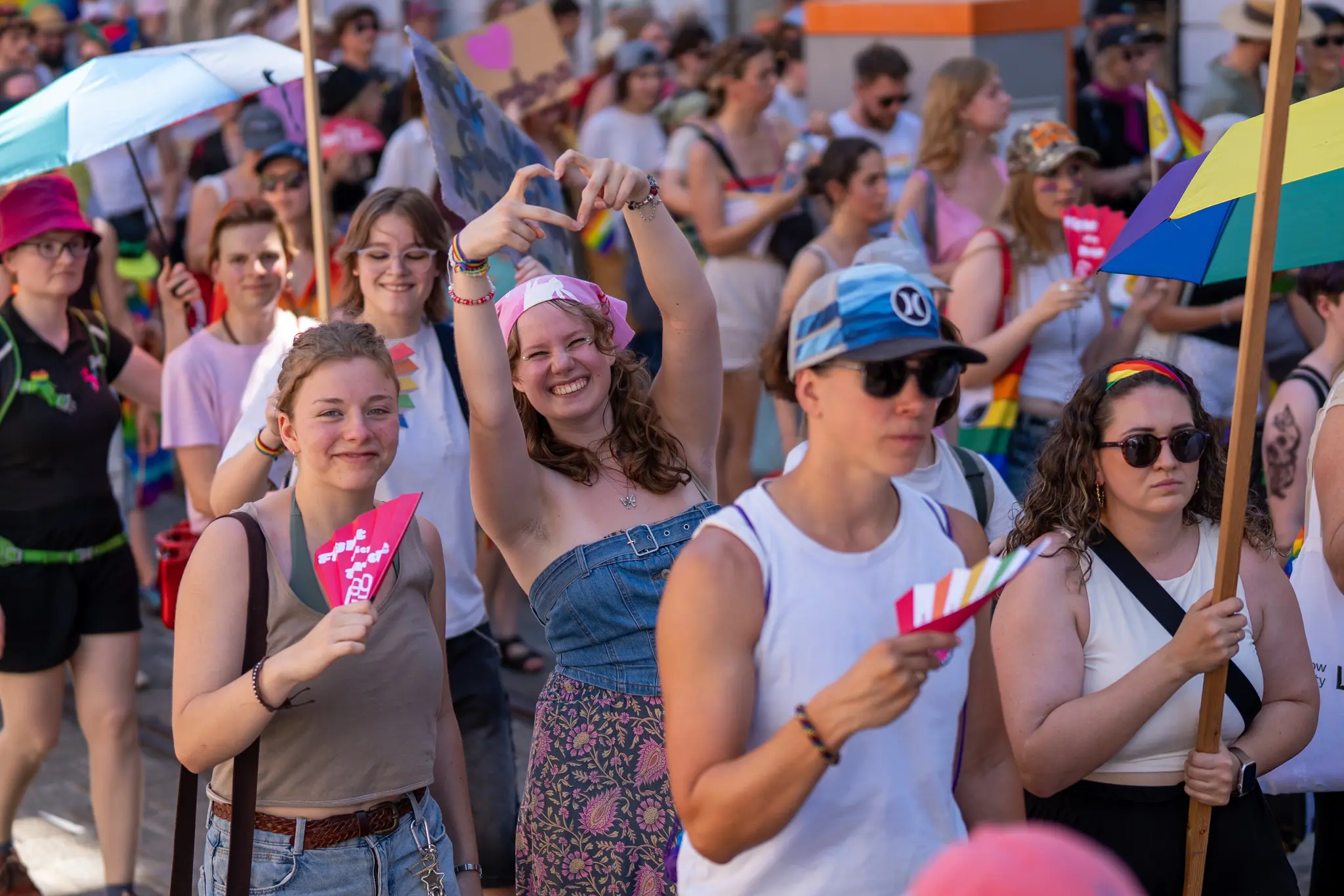 Rund 10.000 Menschen gingen trotz Hitze bei der Linzpride auf die Straße