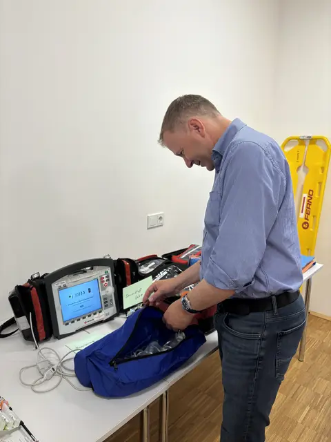 Bürgermeister Stefan Lang schaute sich medizinische Geräte ganz genau an. | Foto: Alexandra Goll