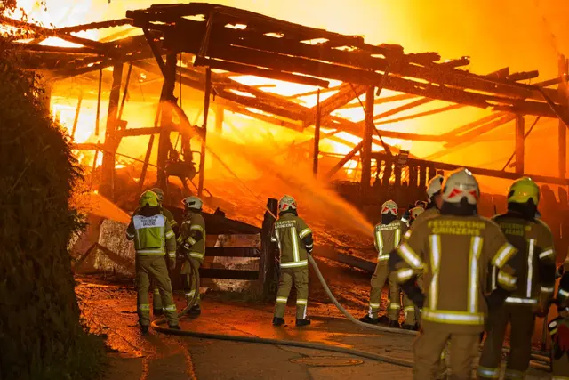 Die Feuerwehren standen im Großeinsatz - der Bauernhof war aber nicht mehr zu retten. | Foto: Manuel Würtenberger