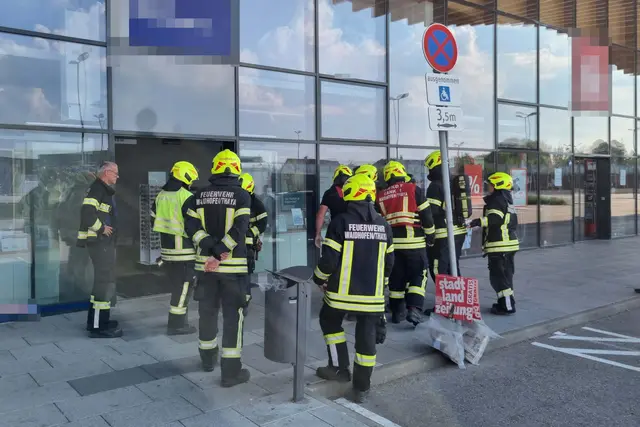 Einsatz am Nachmittag: Der betroffene Shop war beim Eintreffen der Einsatzkräfte komplett mit künstlichem Nebel befüllt. | Foto: FF Waidhofen/Thaya