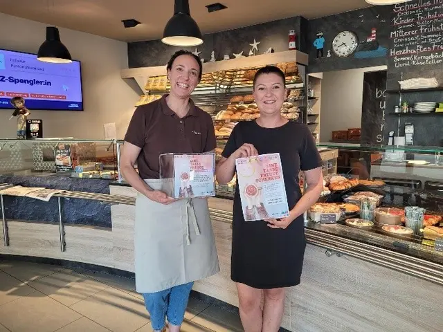 Julia Mitterer mit Ehrenamtskoordinatorin Marion Spielbichler. | Foto: Freiwilligenzentrum Kitzbüheler Alpen