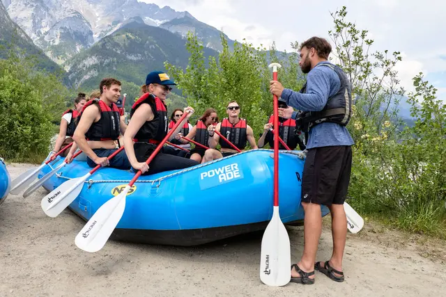Kurze Einweisung für die Teilnehmenden durch die Rafting Guides der AREA 47 vor dem Start. | Foto: AREA 47