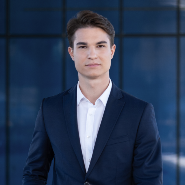 Neos-Gemeinderat Stefan Burgstaller sieht im Linzer Pfarrplatz viel Potenzial. | Foto: Neos Linz
