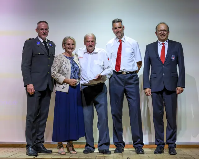 Ehrung für 60 Jahre : Bezirksstellenleiter Daniel Hofer, LA Claudia Hagsteiner, Gerhard Trenker, BZ-Geschäftsführer Bernhard Gschnaller, Andreas Karl (Rotes Kreuz Tirol) (v. li.). | Foto: Rotes Kreuz Kitzbühel/Winsauer