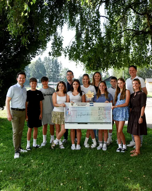 Große Freude bei der Sport-MS St. Stefan: Bürgermeister Alexander Radl und Umweltreferent Jürgen Jöbstl überreichten der 2b-Klasse den Siegerscheck für den ersten Platz beim Klima-Energie-Preis 2026. | Foto: Stadtgemeinde Wolfsberg
