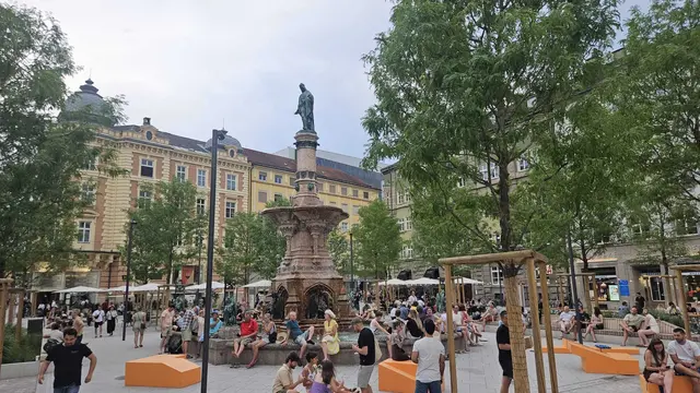Voller Erfolg für das erste Naturweinfest am Bozner Platz. Der Abend bot kulinarische Spezialitäten und ein musikalisches Rahmenprogramm.  | Foto: IAI