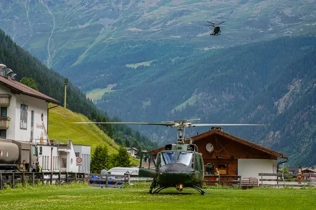 Zum Abtransport der Gäste waren waren vier Hubschrauber des Österreichischen Bundesheers und der Polizei im Einsatz. | Foto: Bundesheer/Hansjörg Raggl