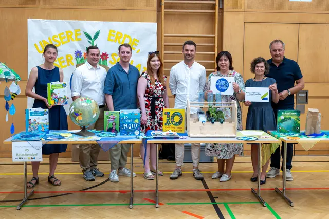 KEM-Managerin Isabella Schaberl, Bürgermeister David Tischler, Dominik Frisch von der MS Deutsch Goritz, Alexander Genser von der MS St. Peter a. O., Nationalratsabgeordnete Agnes Totter, Maria Eder von der LEA und Bürgermeister Reinhold Ebner (v. l.)
