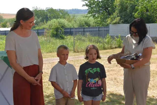 Jakob und Mila-Sophie begrüßten mit Direktorin Marlen Varga (r.) die Landeshauptmannstellvertreterin Anja Haider-Wallner in Schandorf. | Foto: MeinBezirk/Michael Strini