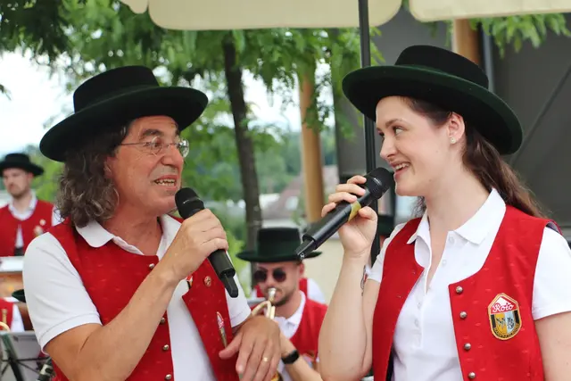 Die Musikkapelle Kalsdorf spielt und singt beim Frühschoppen am Anna-Sonntag. | Foto: Edith Ertl