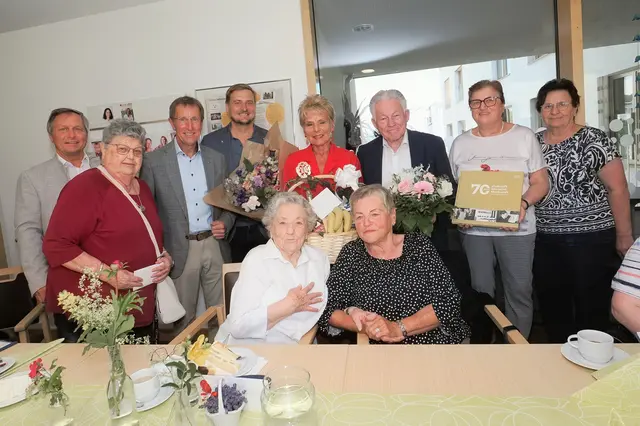 Am Bild von links Gerhard Lindner (SHV Perg), Waltraud Schusterbauer (Ehrenobfrau Seniorenbund-Stadtgruppe Perg), Josef Lindner (Bezirksobmann Perg), Vizebürgermeister Leonhard Gmeiner, Therese Moser (Obfrau Perg), Landesobmann Josef Pühringer, Elfriede Michelcic und Anna Theresia Streifert (beide von der Seniorenbund-Stadtgruppe Perg), vorne die Jubilarin mit ihrer Tochter. | Foto: OÖ Seniorenbund