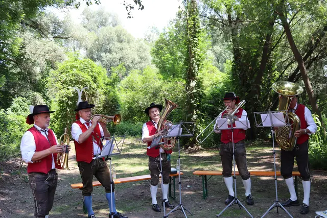 Die Trachtenkapelle Lendorf begleitete die Spatenstichfeier musikalisch. | Foto: meinbezirk.at/Alen Grabic