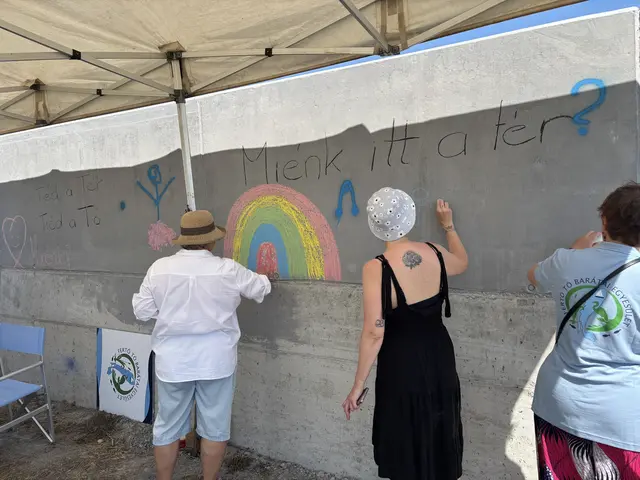 Die Besucherinnen und Besucher konnten mit Kreide auf die Betonwand zeichnen und Botschaften hinterlassen. | Foto: Dorottya Fejes/MeinBezirk