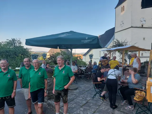Musik und Lieder vom MGV und den "Huafis" in Stallhofen | Foto: Rössl