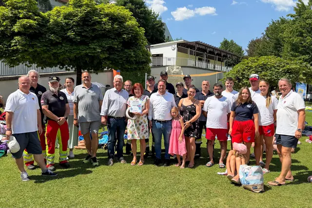 Menschengruppe steht auf einer Wiese