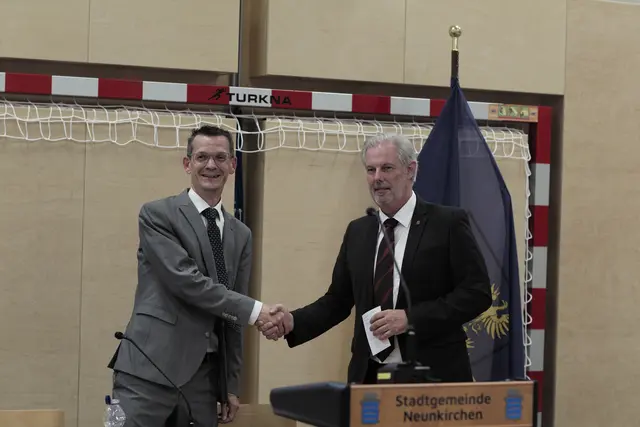 Handshake auf gute Zusammenarbeit: ÖVP-Stadtchef Peter Teix und SPÖ-Vizebürgermeister Günther Kautz. | Foto: Santrucek