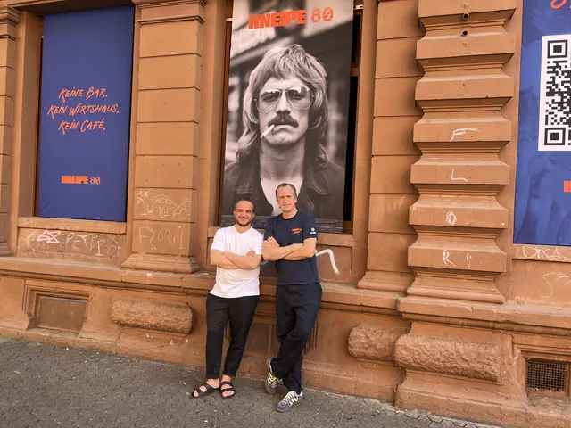 Kerim Kilic (links) und Konzeptentwickler Marc Uebelherr vor der „Kneipe 80“. Mit dem erfolgreichen Gastronomiekonzept soll im Herbst auch Innsbruck zur Bühne für das Lebensgefühl der 1980er-Jahre werden. | Foto: Tasteful Hospitality
