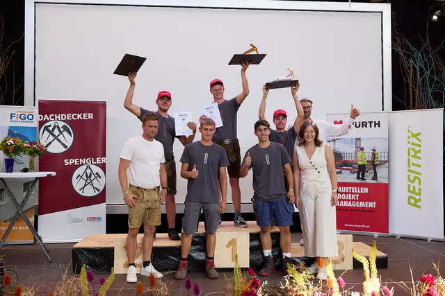 Von links: 1. Reihe Hannes Wieser (Landesinnung Dachdecker), David Kriechbaumer (4. Platz), Fabien Wimmer (4. Platz), Bundesministerin Claudia Bauer. V.l. 2. Reihe Daniel Reingruber (2. Platz), Sieger Nico Pachner, Giovanni Friedrich (3. Platz), Landesinnungsmeister Jürgen Innocente. | Foto: Alexander Kaiser/lichtlinien.at