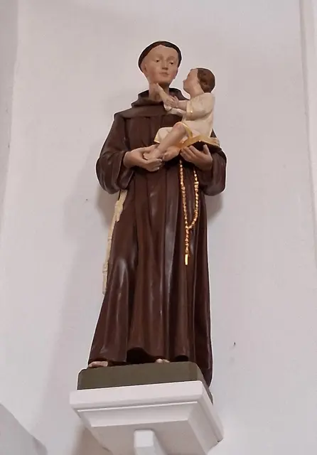 Mit einem Ständchen im alten Kirchenraum bedankte sich die Chorgemeinschaft unter dem Flugfelder Kirchenpatron von St.Anton, "Antonius von Padua" für die interessanten Ausführungen des Ortspfarrers.