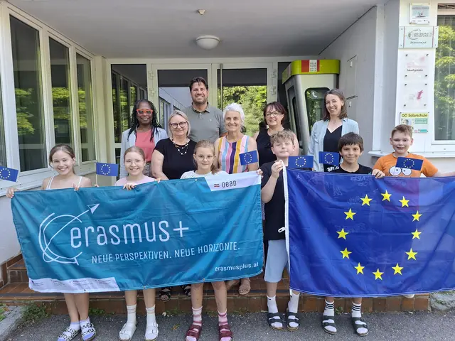 Freuen sich über die zukünftigen Erasmus+ Mobilitäten der Puchenauer Mittelschule: Hintere Reihe – von links nach rechts: Beverley Allen-Stingeder, Vorsitzende des Ausschusses für Schule und Kindergarten der Gemeinde Puchenau, Jutta Rabeder, Direktorin der Mittelschule Puchenau, Bürgermeister Friedrich Geyrhofer, Edith Kern-Klambauer, Schulqualitätsmanagerin – Fachstab der Bildungsdirektion Oberösterreich, Ulrike Bates, Stellvertretende Schuldirektorin sowie Michaela Fuchs.

Vorne: Schülerinnen und Schüler der Mittelschule Puchenau



Fotoquelle: privat/honorarfrei

 | Foto: MS Puchenau