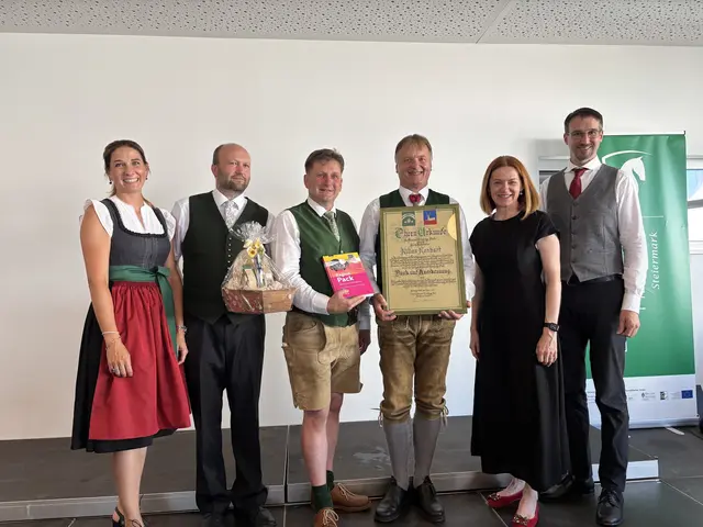 Kilian Renhart (3. v. r.) wurde die Ehrenurkunde der Gemeinde Hirschegg-Pack verliehen. | Foto: MeinBezirk/Harald Almer
