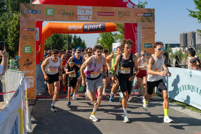 Läufer starten beim Summer Run.