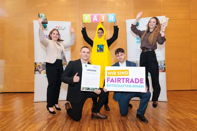 Die Lehrlinge der SPAR-Akademie Wien haben erfolgreich die Zusatzausbildung zu FAIRTRADE-Botschafter:innen absolviert. | Foto: SPAR/Johannes Brunnbauer