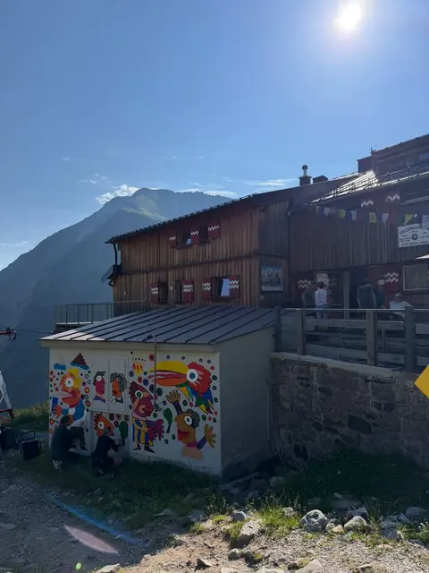 Der bekannte Leipziger Künstler Michael Fischer-Art hat der Hütte ein Kunstwerk zum Hundertjährigen geschenkt. | Foto: Sulzenauhütte