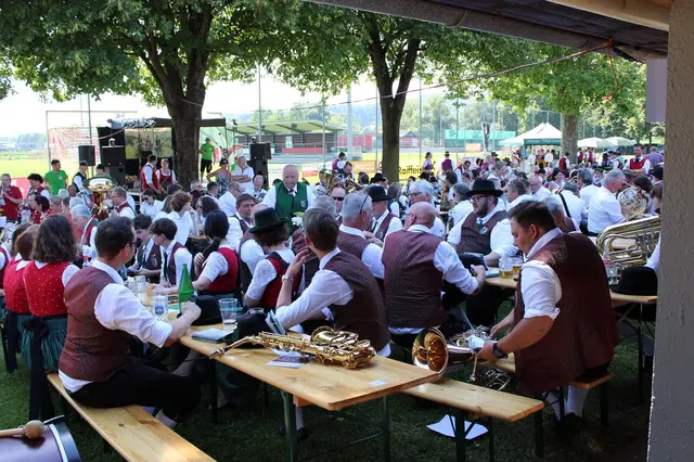 Der Sportplatz in Großklein wurde zur Bühne für eindrucksvolle Marschprogramme, gelungene Auftritte und einen Tag ganz im Zeichen der Blasmusik.