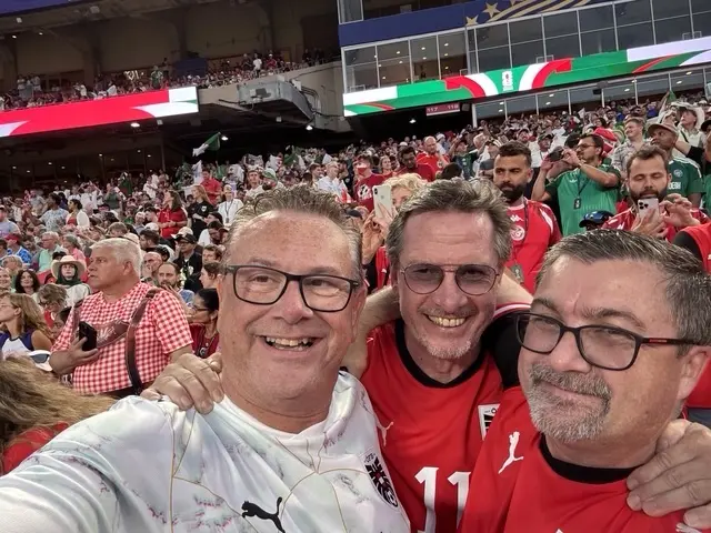 Dietmar Mayr (li.) und Wolfang Weingartner waren in Kansas City ganz nahe am Geschehen. Auf dem Foto mit Werner Gregoritsch (Bildmitte)  | Foto: Mayr