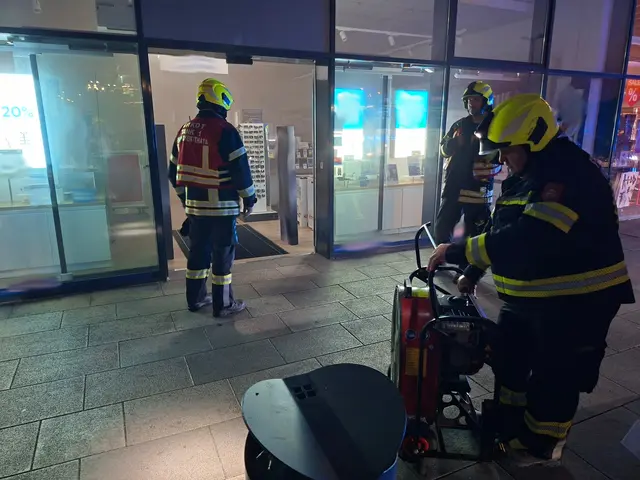 Einsatz in der Nacht: Durch die automatische Vernebelung wurde auch ein Brandalarm ausgelöst und damit erneut die Feuerwehr alarmiert. | Foto: FF Waidhofen/Thaya