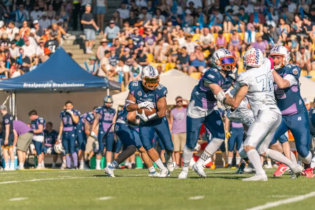 Die JKU Astros (blaue Trikots) wurden heuer Vizemeister der Football-Liga der Universitäten.  | Foto: Lukas Zottl