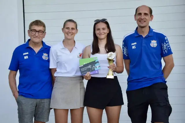 Askö-Perg-Klubmanager Manfred Rockenschaub, Elke Schoissengeier vom OÖ Fußballverband, Torschützenkönigin Lisa Kloibhofer und Sektionsleiter Martin Schwaiger von Union Windhaag. | Foto: Askö Perg